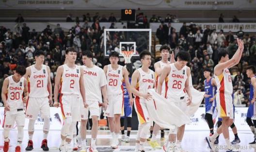 中国男篮大胜美国队，广东队关键贡献，归化球员表现亮眼