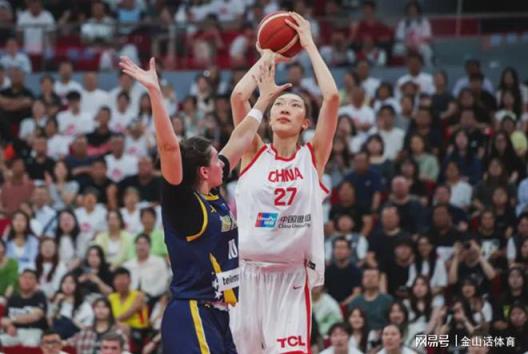 中波对决！女篮新星8投6中狂砍15分，央视解说盛赞她成长显著
