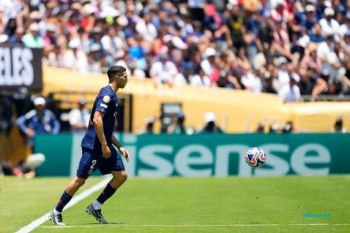 4-0惨胜引8万球迷狂欢 韩国球星破门阿根廷铁帅跪地悲喜